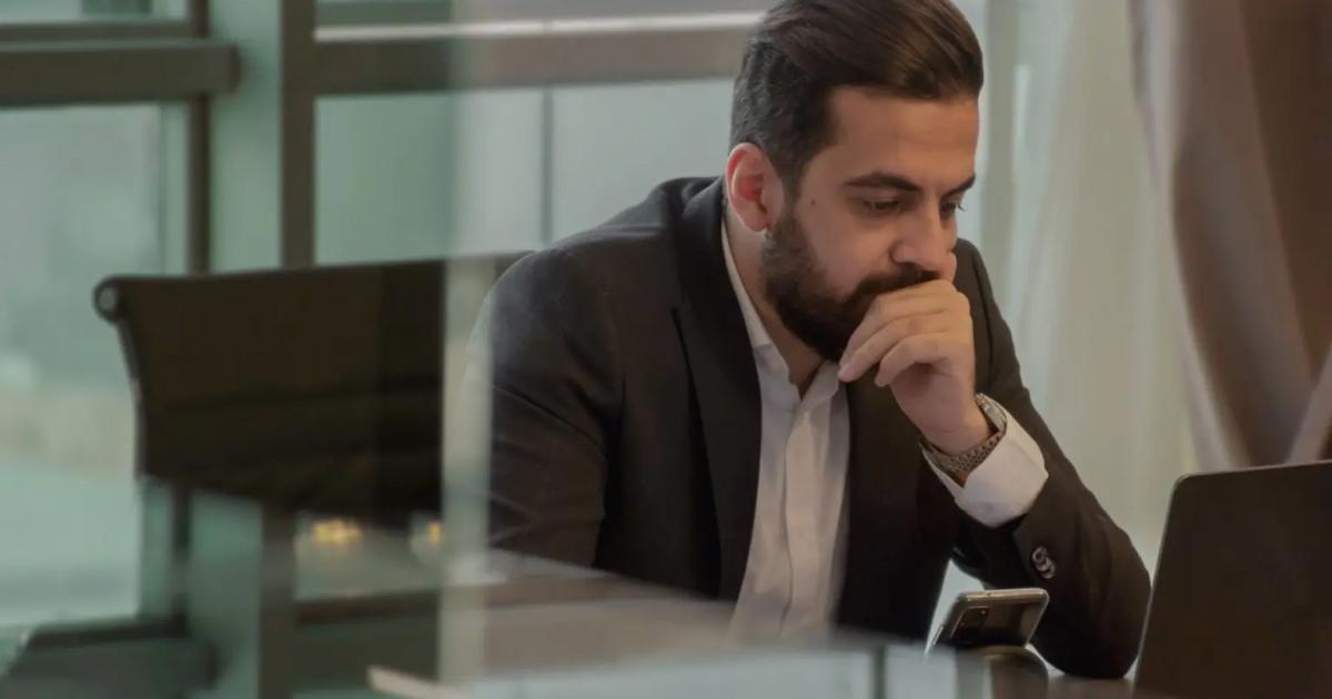 埃斯塔維，這位默默無名的伊朗創業家在去年買下首條推文。然後，他被抓了。「史上第一條推文」再拍 4,800 萬美元，成交卻剩 280 美元？NFT 不值錢了嗎？