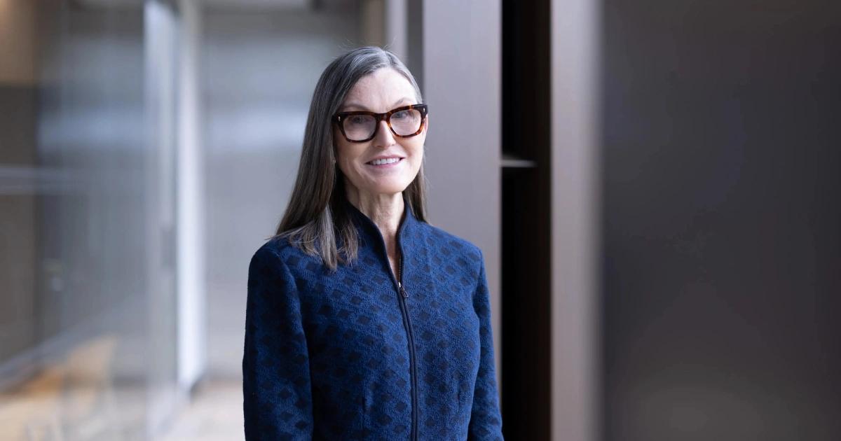 中信攜手木頭姐！打造全台首支海外主動ETF，00983A一個月漲10%方舟投資攜中信推主動型 ETF 00983A，聚焦 AI、區塊鏈等五大創新領域，追求高成長潛力，吸引台灣投資人關注美國新創股機會。