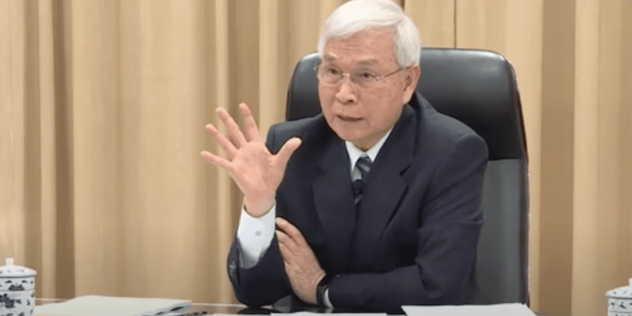 在 21 日的理監事會簡報中，台灣央行針對比特幣做了一段專門的報告內容，抨擊比特幣沒價值、只有炒作，總裁楊金龍也在記者會上形容「像是坐雲霄飛車」。 買比特幣像坐雲霄飛車？台灣央行：只是炒作沒價值，想投資要繫緊安全帶