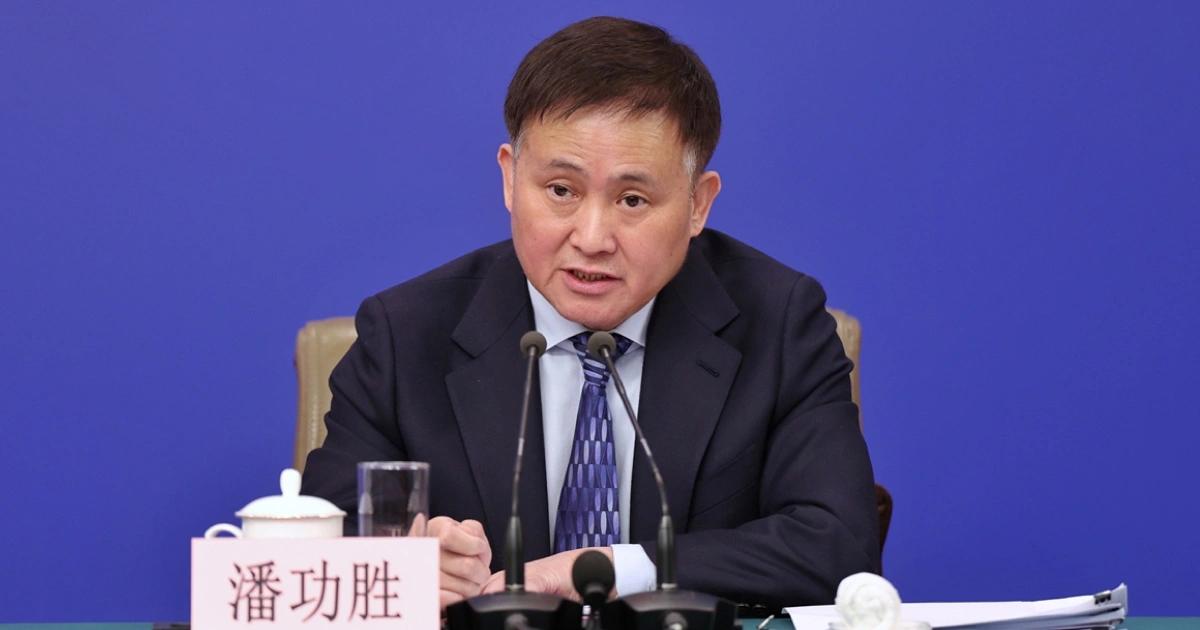 中國央行：穩定幣目前無法有效符合監管，會嚴打境內加密貨幣炒作中國央行行長潘功勝表示，穩定幣難符監管要求，將持續打擊境內加密貨幣炒作。消息傳出螞蟻、京東穩定幣計劃被迫暫停，反映中國官方對鑄幣權的擔憂。