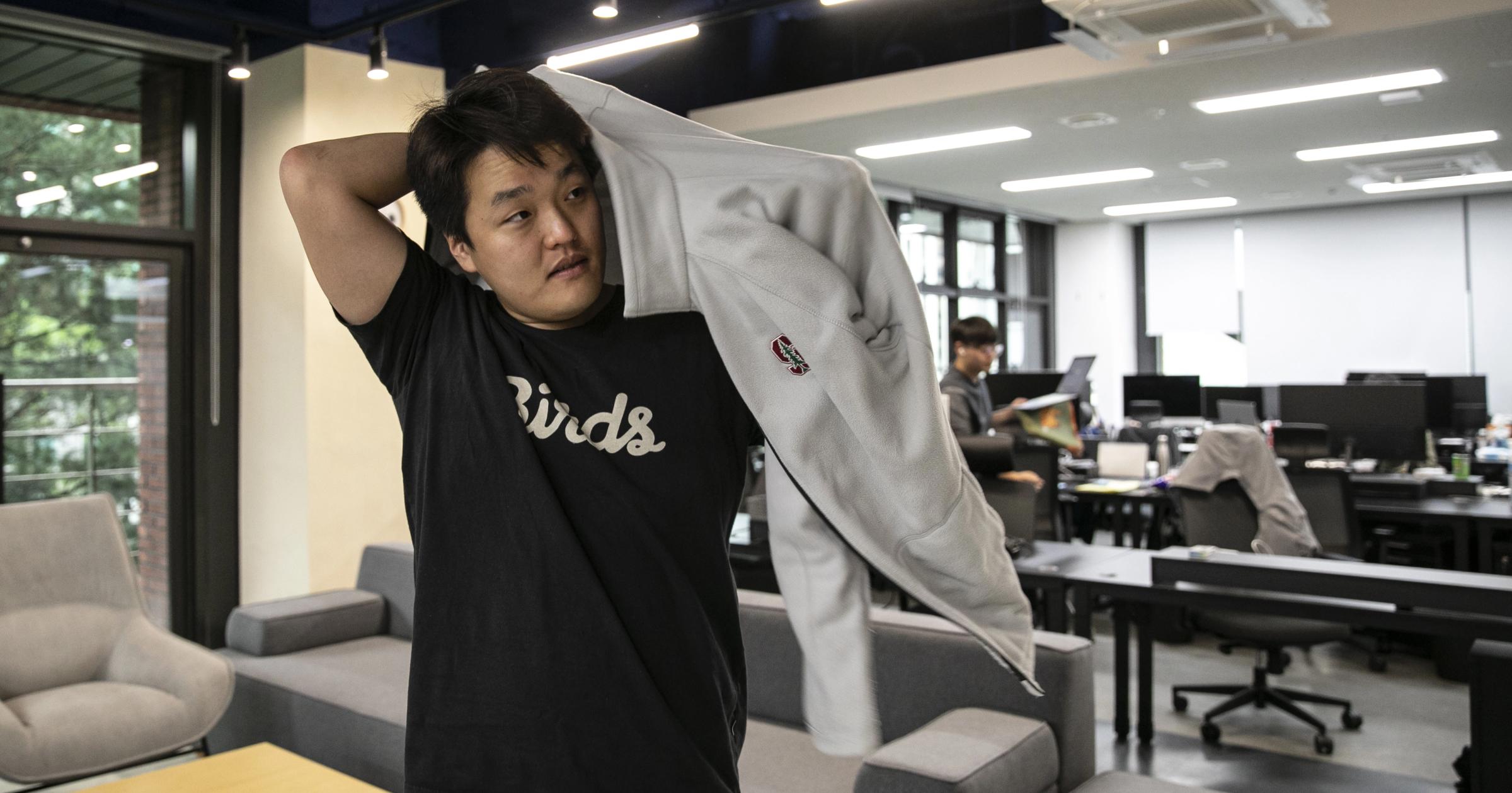 Terra 創辦人 Do Kwon 現正被韓國通緝中，新加坡警方稱其已經逃離，但本人卻聲稱「沒有在逃」？ 據傳已逃離新加坡？Do Kwon：我沒有逃，是朋友就知道位置