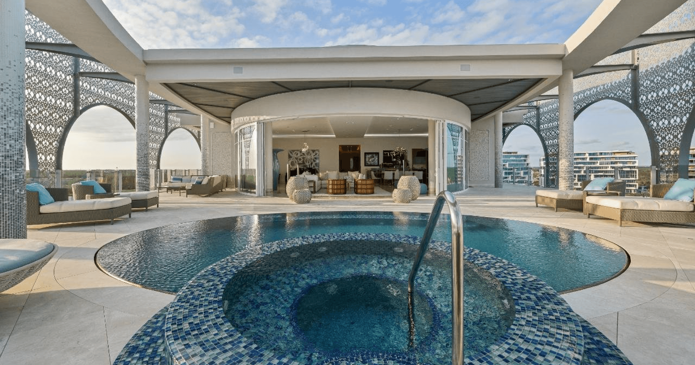 據路透社報導，官方房地產記錄顯示，SBF 的父母，以及 FTX 交易所的其他高管過去兩年裡在巴哈馬購買了至少 19 處房產，價值近 1.21 億美元。公司的錢就是我的錢？路透：FTX 部門曾幫 SBF 父母買豪宅！