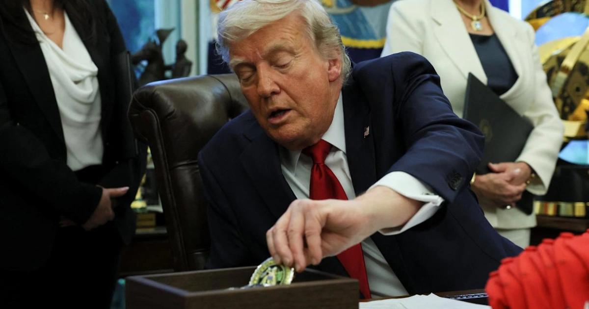 川普幣晚宴後跌19%！疑似VIP大拋售割韭菜？川普再度遭炎上川普幣晚宴後價格暴跌，VIP 紛紛拋售引爆「賣影響力」疑雲，國會議員要求調查可能違法行為。