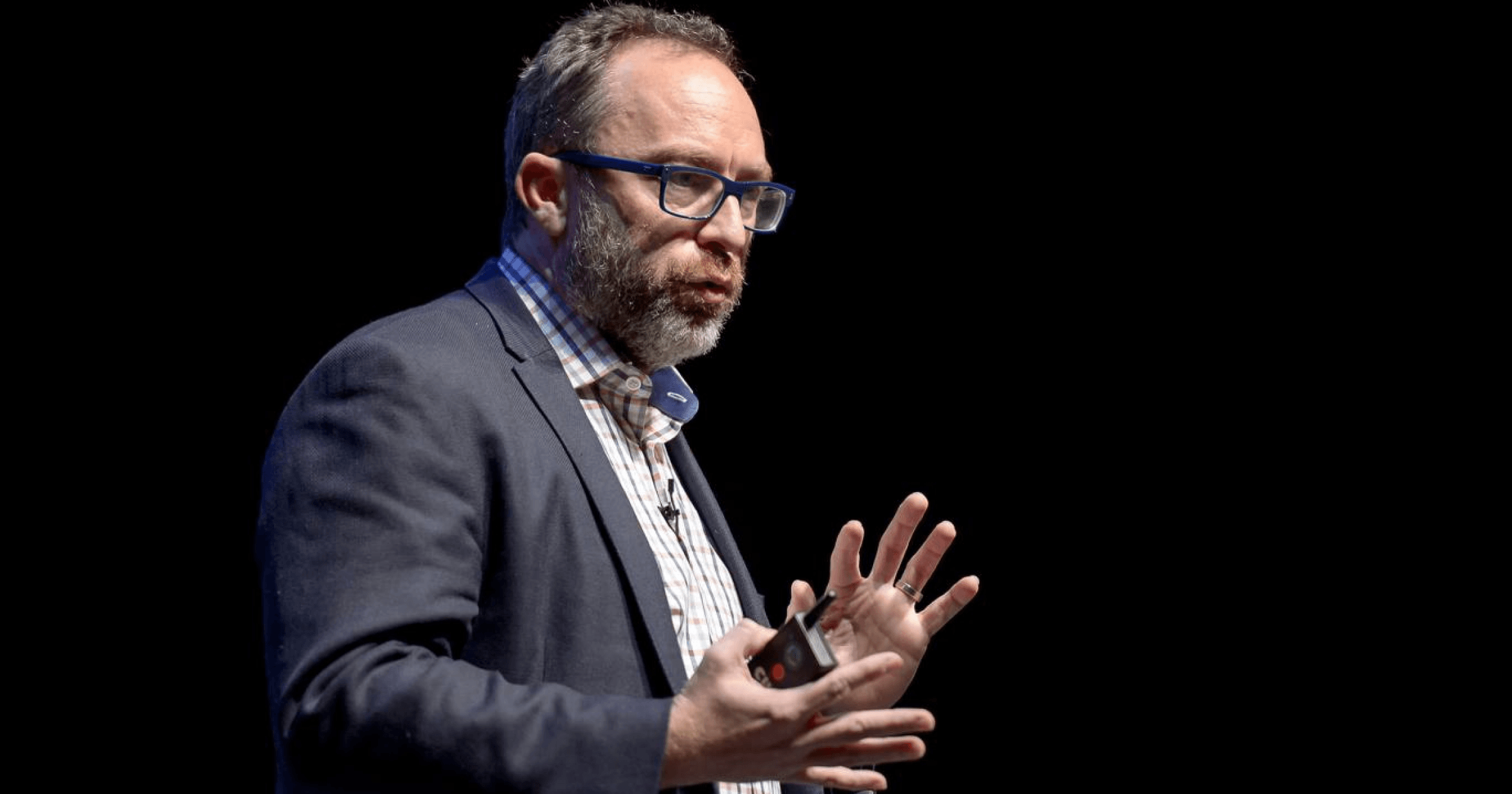 維基百科的共同創辦人 Jimmy Wales，近日在社交平台 X 上批評比特幣，稱其不像傳統銀行系統，忘記密碼還能找回來，不僅激怒加密貨幣社群，更引來 Tether 執行長砲轟。 嗆比特幣「不如銀行」！維基百科創辦人：忘記私鑰幣就沒了，業界怎麼看？