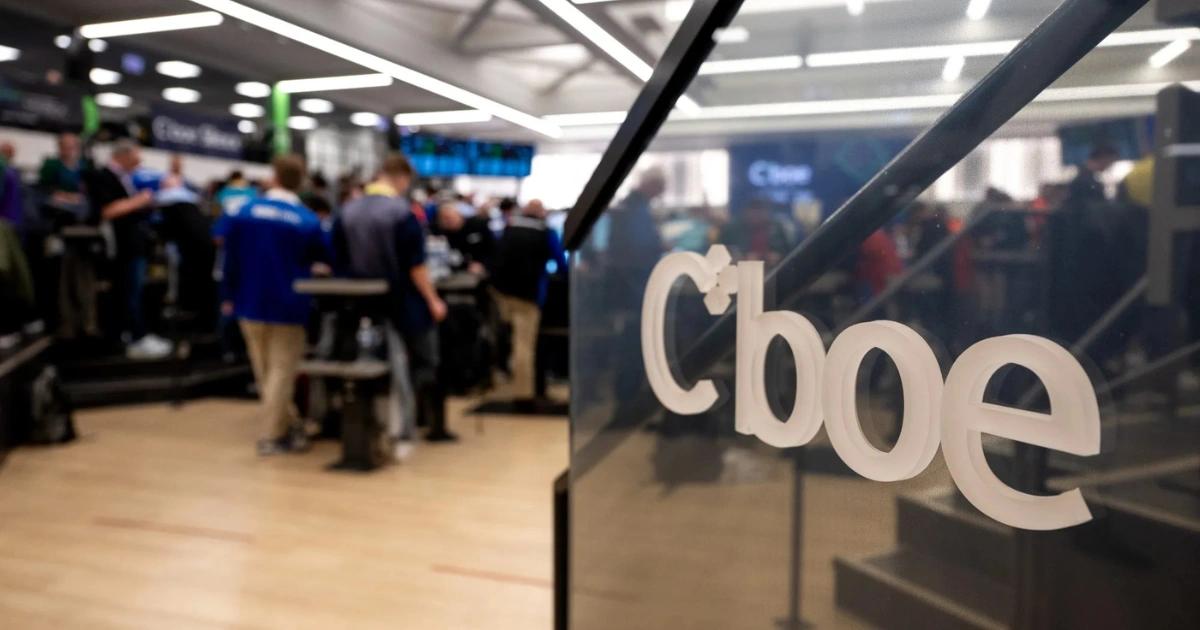 Cboe交易所推出預測市場！同樣是押注事件，跟Polymarket差在哪？美國 Cboe 交易所推出全新預測市場品牌，首波以二元選擇權預測指數，正式進軍盈透證券，未來將擴展至嘉信理財。
