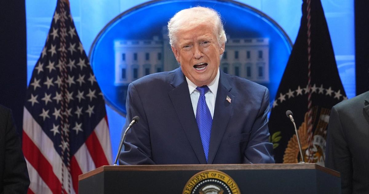 川普關稅政策違憲！最高法院6:3關鍵判決，重挫6000億鎂關稅版圖美國最高法院 6 比 3 裁定 IEEPA 未授權總統課徵關稅，川普對等關稅政策受挫，數千億美元收入主張遭質疑。