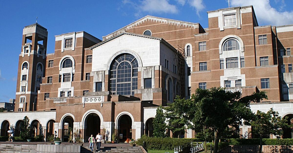 中央社提告台大生後續來了！做繁中資料集給AI涉侵權，雙方已和解台大博士生分享的繁體中文資料集遭《中央社》提告，因其包含未經授權的新聞內容。此事件引發關於AI訓練資料著作權爭議，有網友認為《中央社》不該提告博士生，而是最上游的開源平台與爬蟲者。