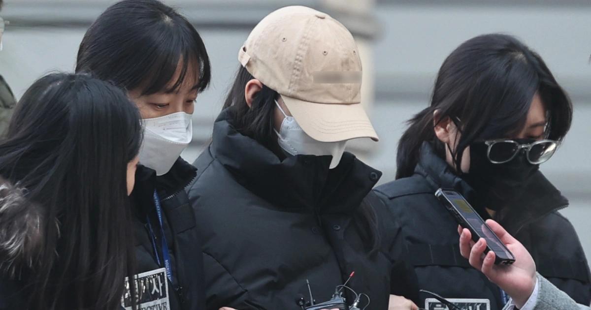 南韓Motel連環殺人案：20歲女連殺2人釀4傷，ChatGPT對話紀錄成證據南韓二十歲女嫌犯利用藥物混酒精迷昏多名男子，釀成至少2死4傷的連環殺人案。警方發現她曾用 ChatGPT 詢問混合飲料與藥物風險並無視致死警告，OpenAI 指出其產品只回答了事實性範疇的內容。