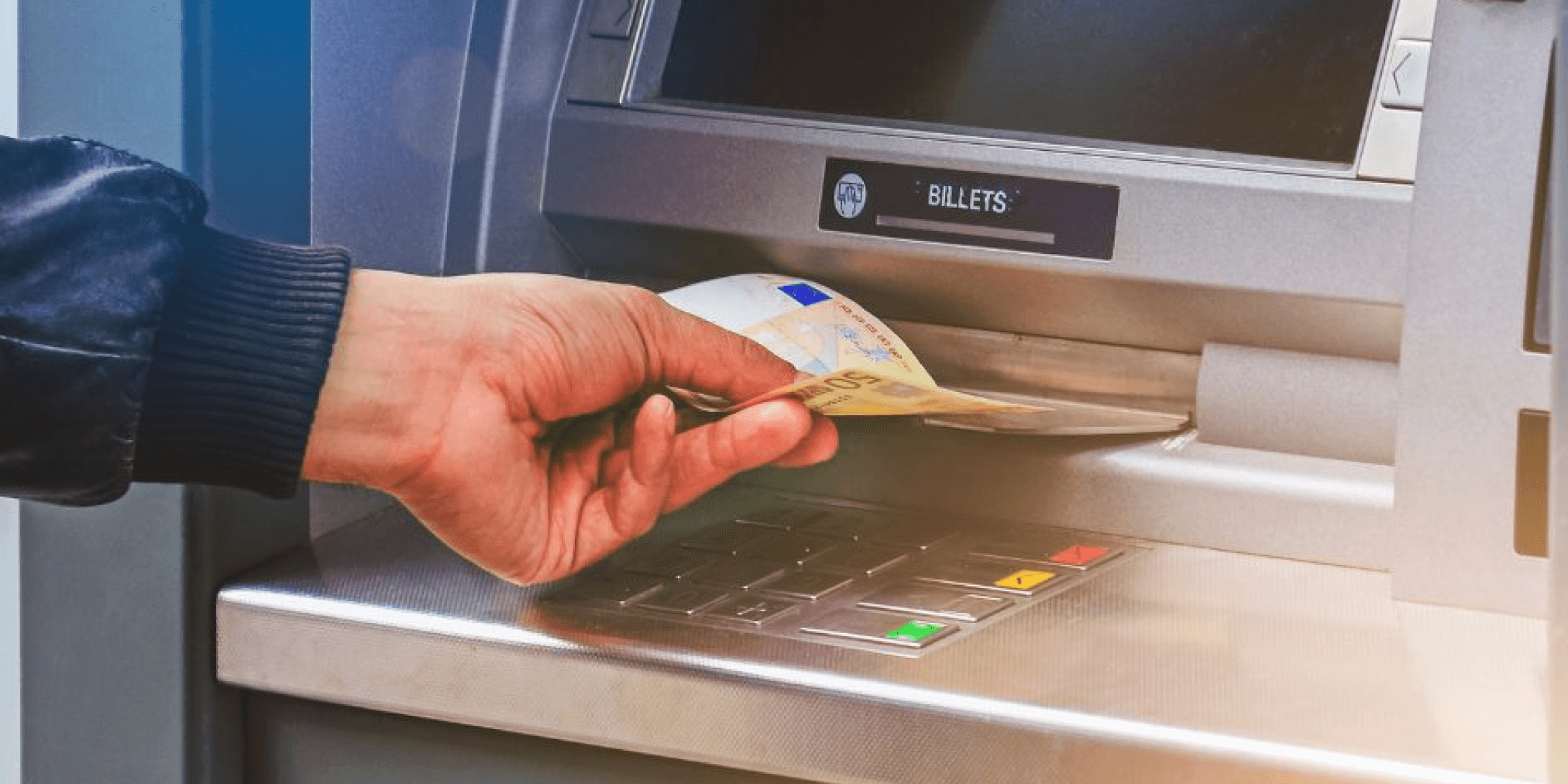 高雄破獲超 90 億洗錢案！涉案 20 人卻判緩刑？法官：他們缺錢花才犯罪高雄警方成功破獲 23 的博弈洗錢集團，一年洗錢金額超過 90 億台幣，但法官對 20 名共犯輕判引起爭議，理由更是讓民眾直呼「太離譜」，究竟發生什麼？ 