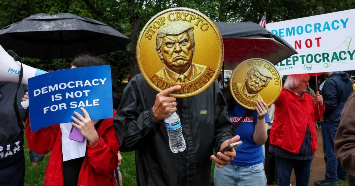 外媒估川普家族靠幣圈大賺10億鎂！川普兒子：實際數字可能還更多川普家族靠迷因幣、穩定幣與加密公司 $WLFI，在一年內大賺逾 10 億美元，政治與財富交織引發道德爭議。