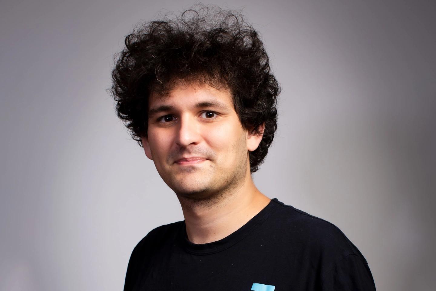 SBF 似乎依舊很享受在聚光燈下「撒謊」，這讓每個人都忍不住發問，他為什麼還不坐牢？FTX 創辦人一直發聲，都不用坐牢？律師揭 1 點稱：情況很複雜！