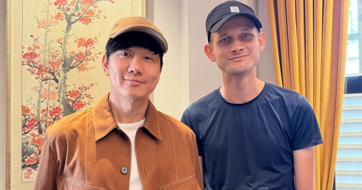 林俊傑、V神再同框！稱兩人「已深入交流」，JJ錢包握有24萬鎂資產知名歌手林俊傑再度與以太坊共同創辦人 V 神合影，稱已深入交流。林俊傑的以太坊錢包目前持有逾 24.4 萬美元資產，並持續參與 ApeCoin 質押等活動。