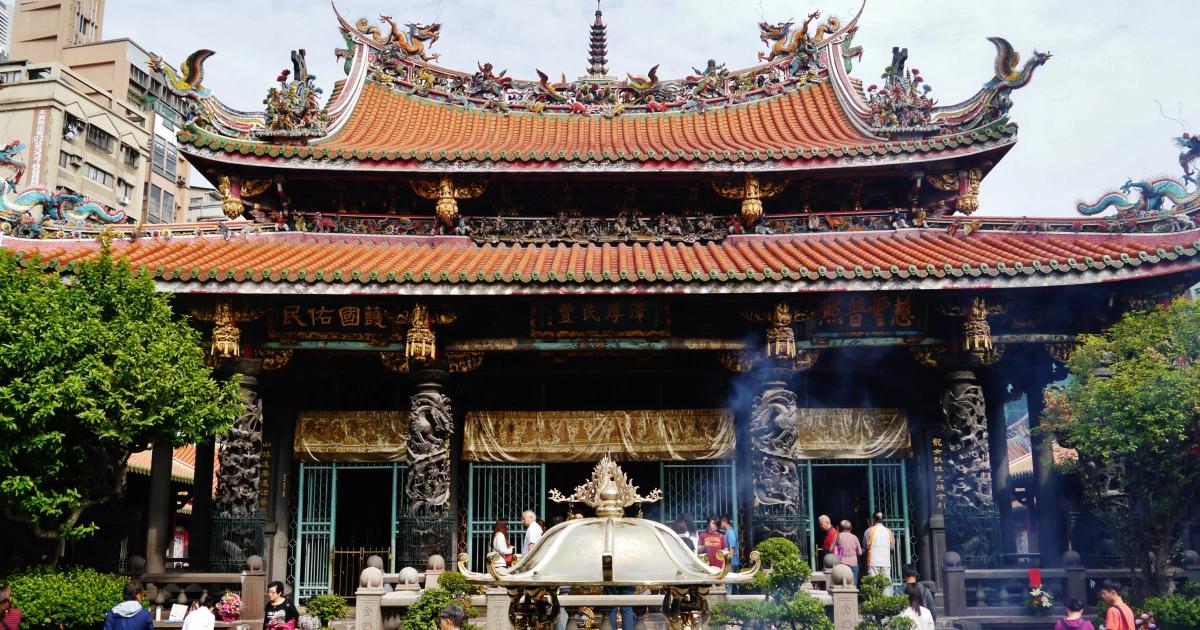 龍山寺疑有攤位買賣個資？攤主稱做公益，警方出手通知到案說明台北龍山寺疑有年輕男子集團以 1,000 元現金收購民眾雙證件個資，引發詐騙疑慮。警方獲報到場時稱「在做公益」被驅離。立委關切，警方已鎖定涉案人並通知到案說明。