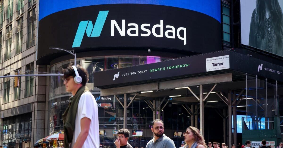 那斯達克出招！想讓代幣化股票、傳統股票同簿交易，SEC會如何回應那斯達克擬讓代幣化股票與傳統股票在同簿交易，享同等權利與清算流程，最快將於 2026 年正式上線，帶動市場結構全面升級。