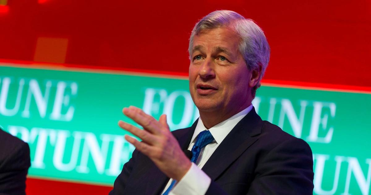 摩根大通CEO：市場現況酷似2008金融海嘯前兆，未爆彈會是什麼？摩根大通執行長警告，市場高風險貸款現狀酷似 2008 年金融海嘯前兆，軟體業恐遭顛覆。同時，雲端巨頭的高額舉債，讓 AI 泡沫成為投資人最大隱憂。