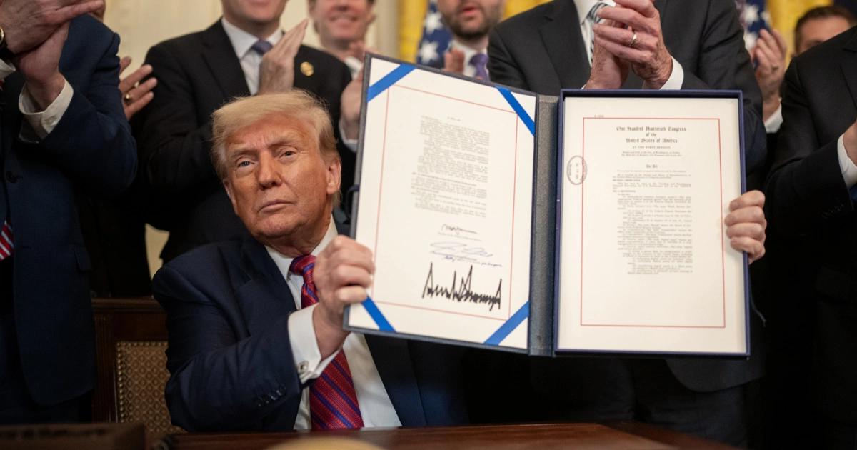 終於圓夢了！川普正式簽署GENIUS法案，美首部穩定幣監管法誕生川普正式簽署《GENIUS 法案》，為美國首部穩定幣聯邦法規，要求 100％ 擔保與透明準備金，標誌加密貨幣進入監管新時代，穩定幣市場迎重大利好。