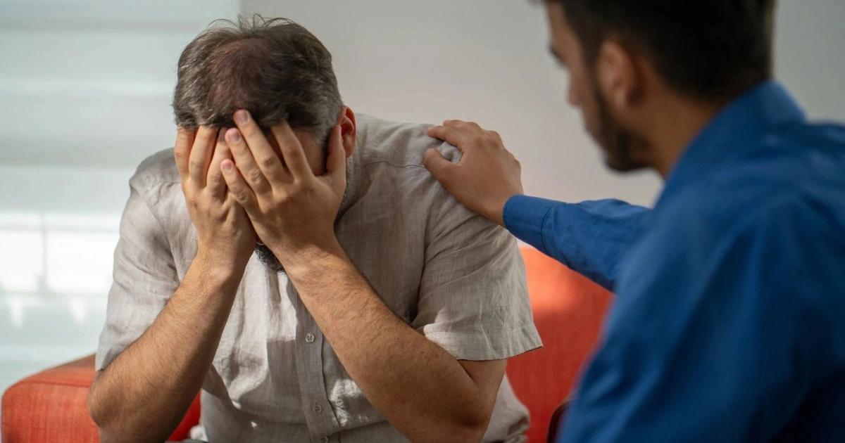 自盡重返台灣十大死因！專家：詐騙恐增輕生風險，政府可以怎麼救？2024年國人十大死因公布，自殺時隔14年再進名單，位居第十，年增 4.2%，尤以年輕族群增幅顯著。專家分析，詐騙猖獗可能導致自殺風險增加，呼籲政府遏止詐騙，並加強心理健康防護網。