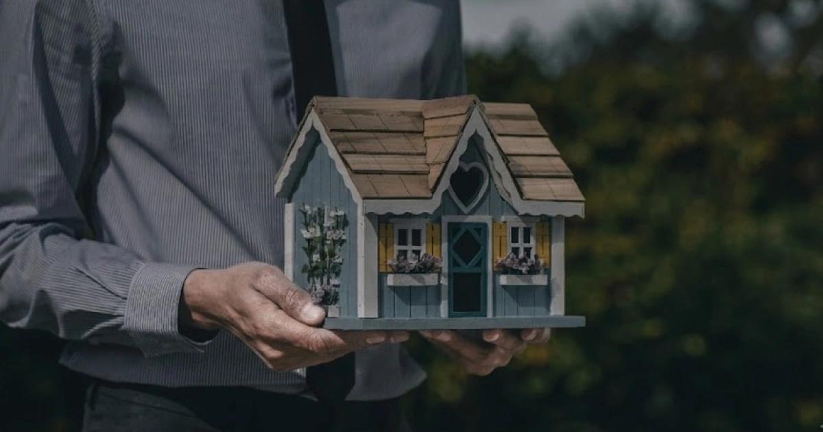 台灣人瘋炒股不買房？建商籲打房要給活路，網反酸：只有賣不掉的價格｜台灣資金因 AI 熱潮流向股市，房地產面臨邊緣化與流動性風險。建商呼籲政府放寬打房政策給予活路，但網友反批是建商將房價炒到讓人買不起，支持引導資金離開房市。