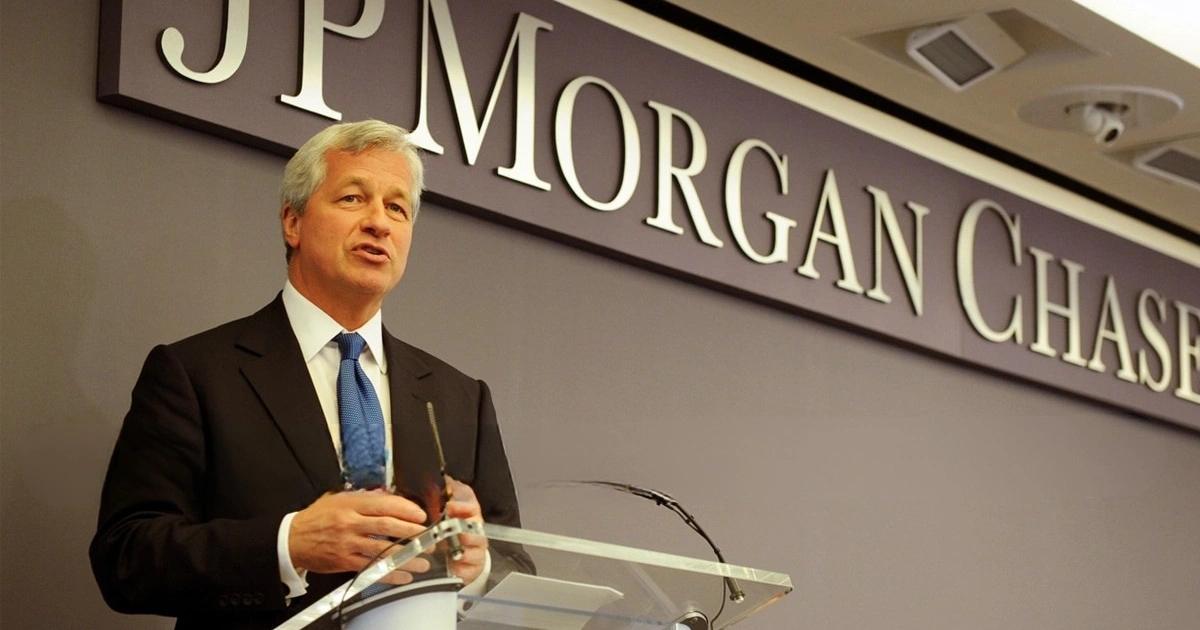 AI熱潮恐重演網路泡沫？摩根大通：AI建設成本上看7兆鎂令人不安摩根大通警告，AI 基建將在 5 年內耗資逾 5～7 兆美元，資金需求龐大恐掏空全球債市。儘管科技巨頭持續擴建資料中心，市場熱度已現泡沫跡象。