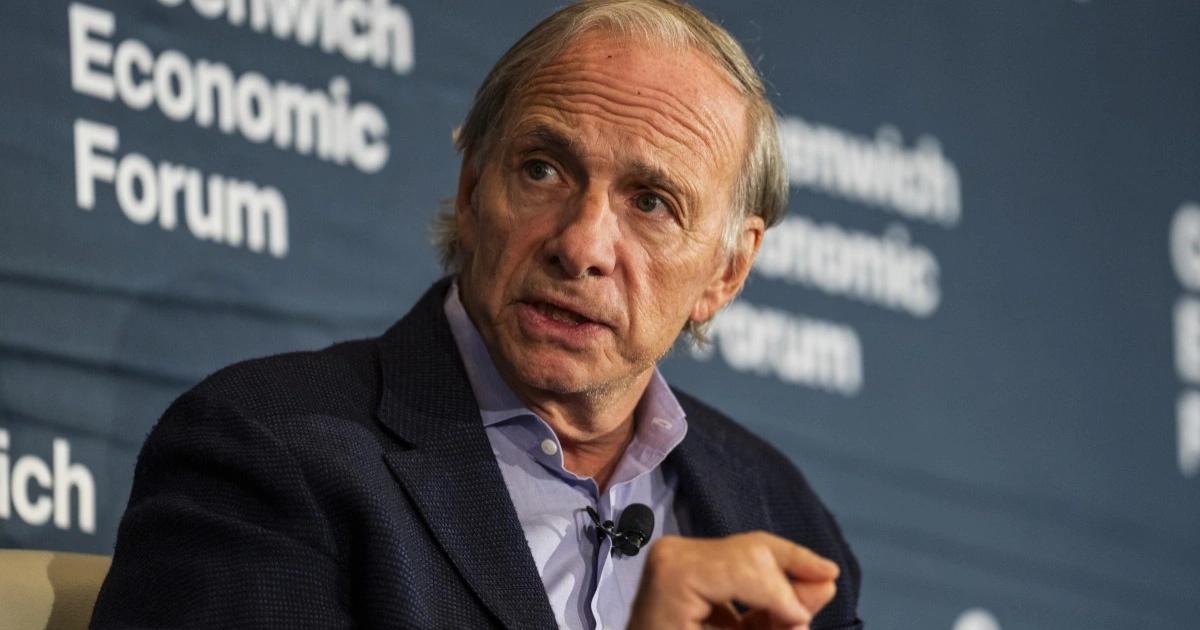 達利歐：西方國家陷入末日債務循環！可把15%資產配置黃金或比特幣橋水基金創辦人達利歐建議投資人將 15％ 資產配置於黃金與比特幣，以應對美國債務危機與貨幣貶值風險，並警告西方國家恐陷入債務末日循環。