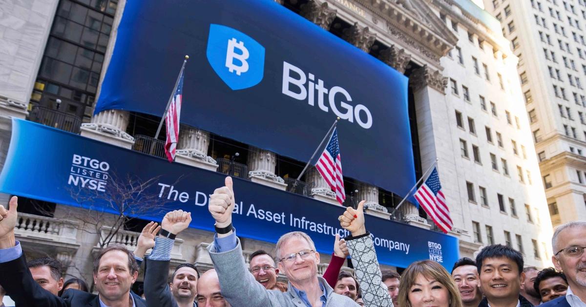 2026首個加密IPO：BitGo上市飆漲36%後回落，此前募資超2億美元加密託管商 BitGo（股票代碼：BTGO）於紐交所掛牌上市，成為 2026 年首家 IPO 的加密企業。首日股價一度飆漲 36%，並透過與 Ondo 合作將股票代幣化，市值約 20 億美元。