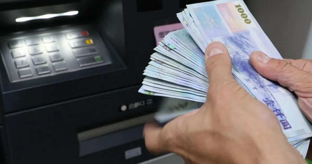 新北幣商涉詐千萬！負責人被逮喊冤：只是打工仔，不知道這是詐騙假交易所實體門市橫跨新北三區同步詐騙，警方破獲「Auro Pay」與「金脈科技」等據點，查扣逾 700 萬元贓款與 $USDT 虛幣，警示實體詐團升級。