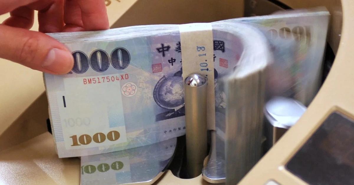 新台幣猛升看到29字頭！台股早盤大跌，專家：這產業恐發不出股利新台幣近日強勁升值，今早美元兌台幣一度跌破 29.6 元，交易員抱怨美元難以賣出。台幣升值衝擊出口商與壽險業，並導致台股下跌，央行已發聲明表示已進場調節匯市。