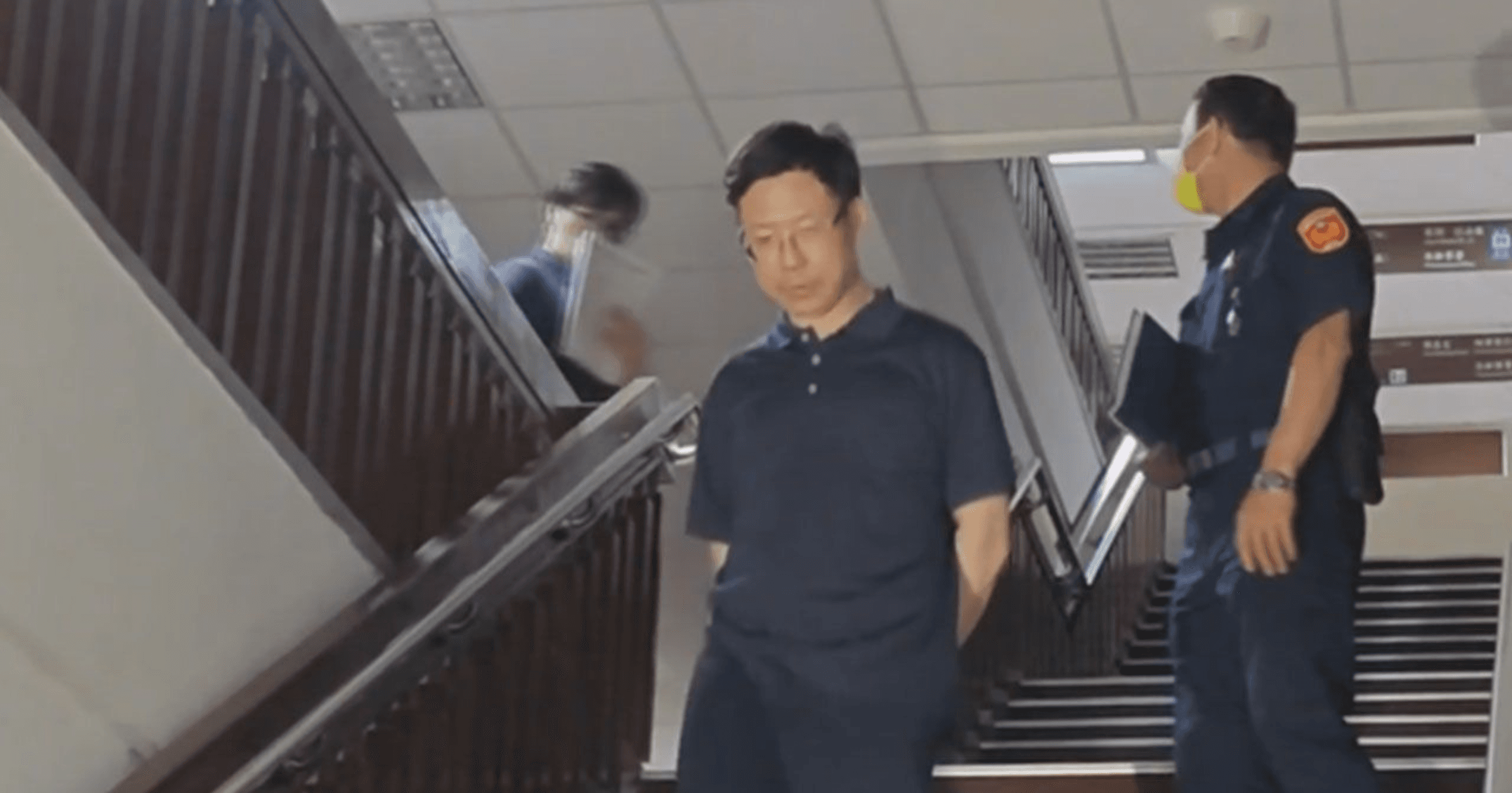 ACE 詐騙案新進展！前總裁王晨桓要穿「電子腳鐐」，保釋金增至 8 百萬台北地檢署宣布對「ACE 王牌交易所」前總裁王晨桓及其他主嫌完成偵查，求處超過 12 年重刑。王晨桓在法庭上認罪，詳述洗錢金流，法院最終將其保釋金提高至 800 萬元，並加強監控措施。