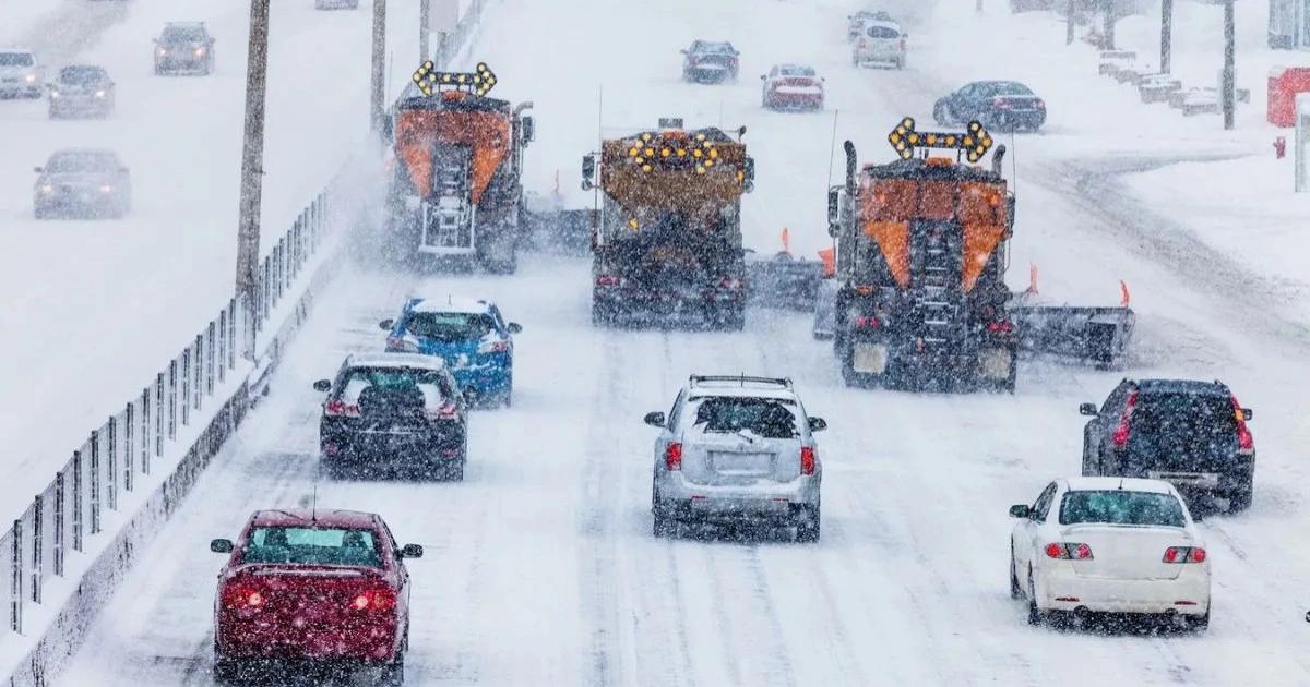 美國暴風雪重創電網！比特幣礦場大停電，全網算力一度蒸發200EH/s美國暴風雪衝擊電網，比特幣算力單日下滑約 10％，礦池限電關機，出塊變慢，凸顯算力集中與能源風險，對區塊鏈安全構成即時壓力。