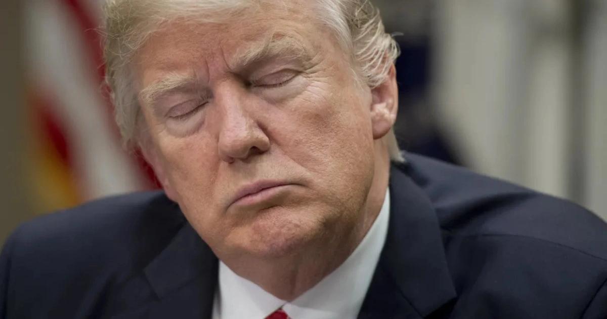 網傳白宮出大事？遭AI打臉假消息，川普現身打破過世謠言！白宮傳出重大異動與川普逝世傳聞，皆遭事實查核打臉為假消息，Polymarket 市場反應亦迅速回落，凸顯 AI 與迷因如何操弄群眾情緒。