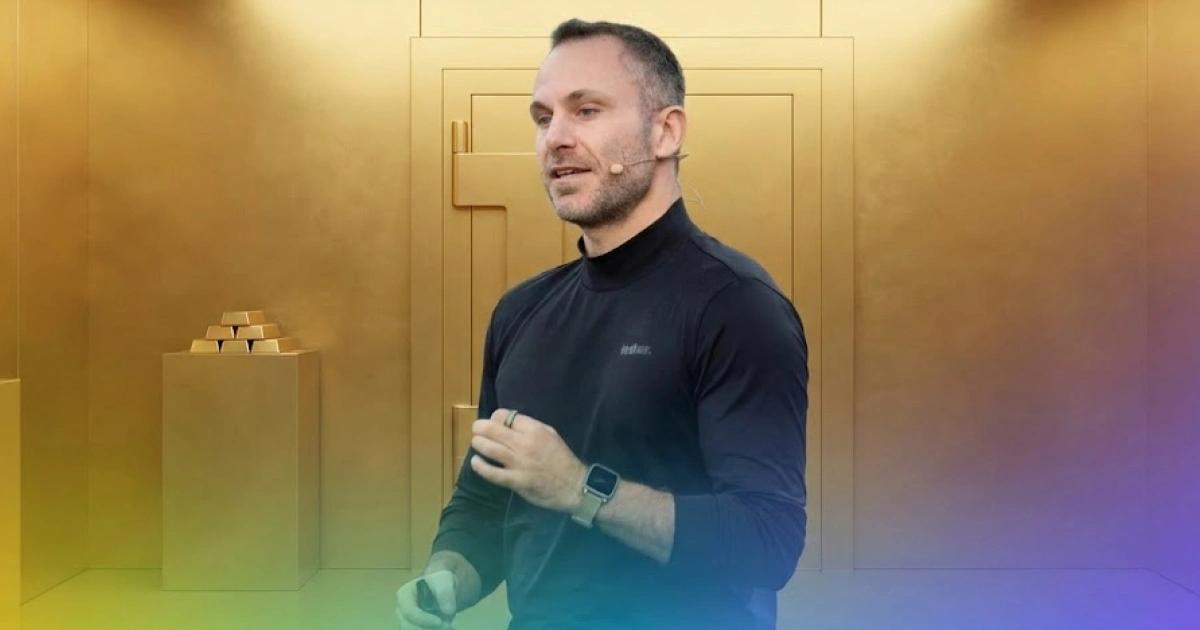 屯了近140噸黃金！Tether CEO：後美元時代來臨，我們將成黃金央行Tether 執行長透露公司黃金儲備已近 140 噸，總值約 233 億美元。公司不僅招募交易員進軍貴金屬市場，更推出合規穩定幣 USAT 正式搶進美國市場。