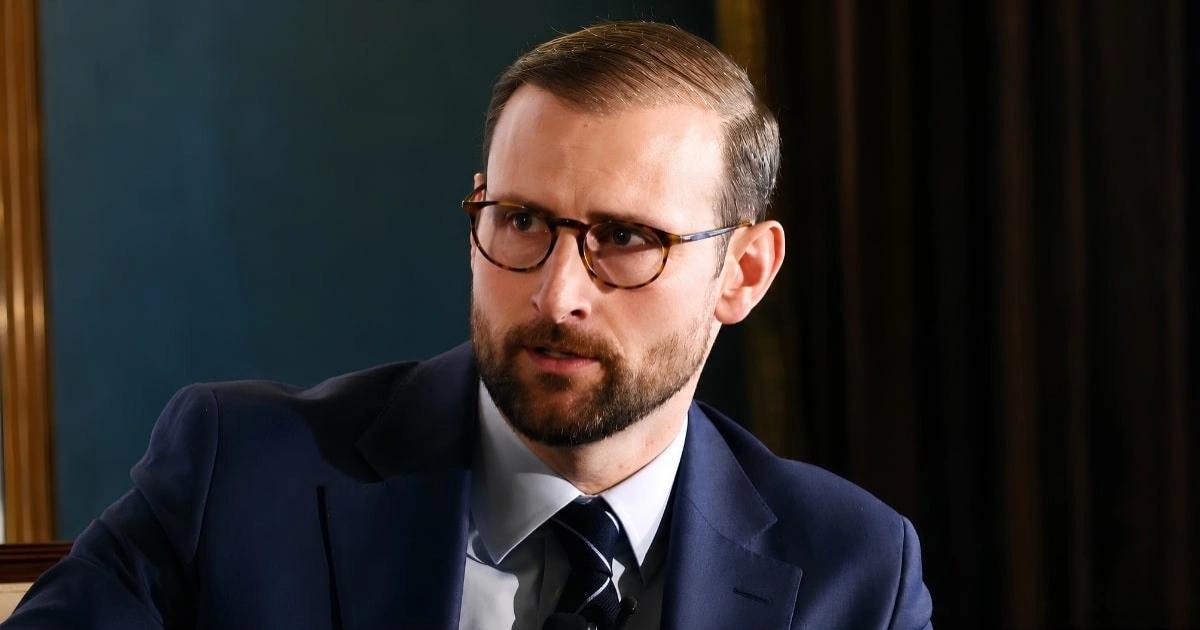白宮顧問嗆銀行「很矛盾」：一邊反對穩定幣利息，又反對納入此規範的法案白宮加密顧問痛批銀行業反對 CLARITY 法案立場矛盾。銀行警告穩定幣吸走存款，參議院通過機率降至 27%。