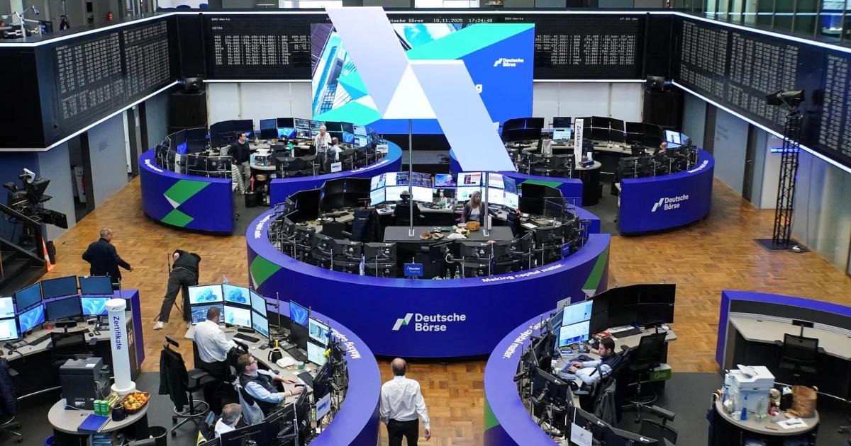 德意志交易所砸2億鎂入股Kraken！從外匯到代幣化，共建混合型金融骨幹｜德國金融巨頭德意志交易所宣佈投入 2 億美元購入 Kraken 約 1.5% 股權。雙方將合作建構「混合型市場」，推動代幣化證券與外匯流動性對接。