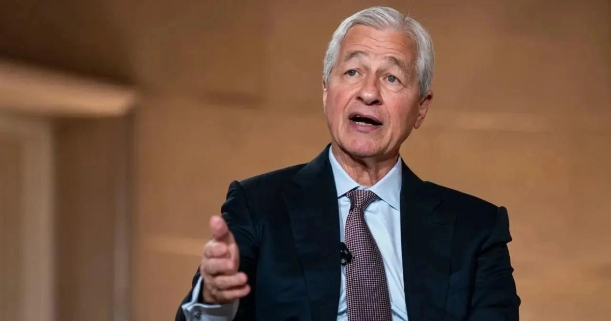 摩根大通CEO開嗆幣圈：計息穩定幣就是存款，應比照銀行監管！Jamie Dimon 介入《CLARITY 法案》爭議，主張生息型穩定幣應比照銀行監管，銀行與幣圈攻防升溫。