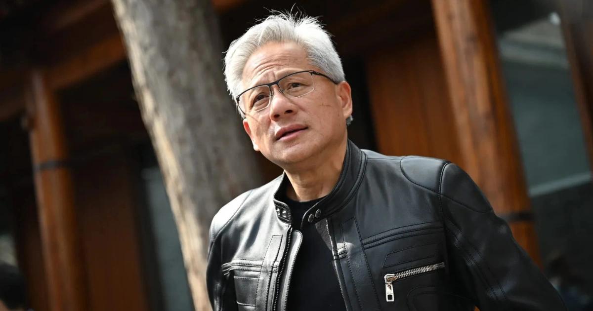 願回到從前！黃仁勳：這代年輕人不是不努力，為何太早清醒反而更累？黃仁勳直言年輕世代並非不努力，而是太早承擔世界重量，真正重要的是保留樂觀與「無知」的勇氣，才能走得長、走得遠。