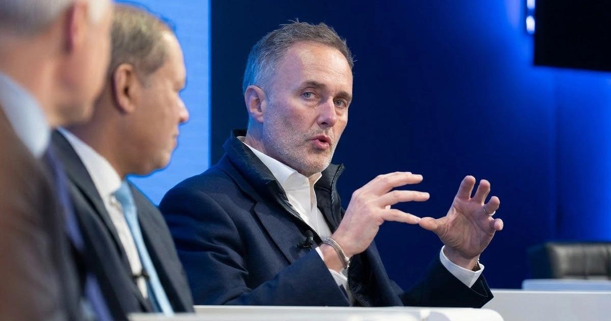 DeFi不會取代銀行！紐約梅隆銀行CEO：加密的未來，銀行說了算紐約梅隆銀行執行長指出，傳統銀行將成為數位金融橋樑，DeFi 無法將其取代。該行正積極佈局資產代幣化與託管服務，呼籲制定明確法規，致力成為穩定幣核心基建商。