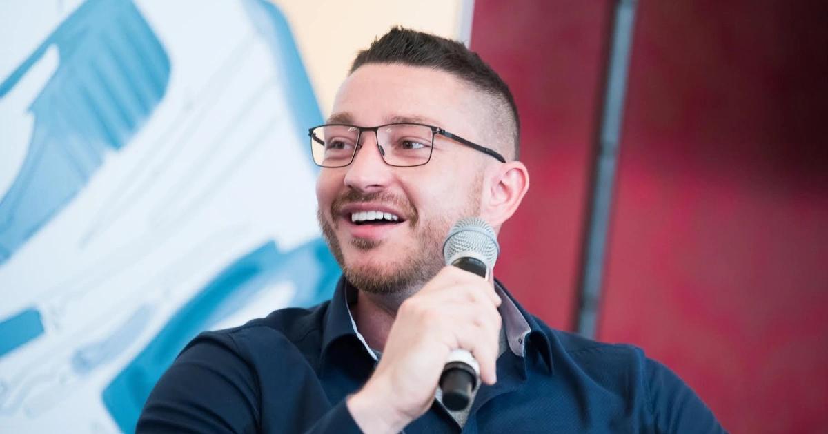 爆紅AI助理Clawdbot改名Moltbot！創辦人：我不會發幣，幣圈別來亂爆紅開源 AI 助理 Clawdbot 因商標爭議改名為 Moltbot。創辦人強硬表態絕不發幣，並呼籲幣圈投機者停止騷擾。專家提醒該工具仍具資安風險，非技術人員應謹慎使用。