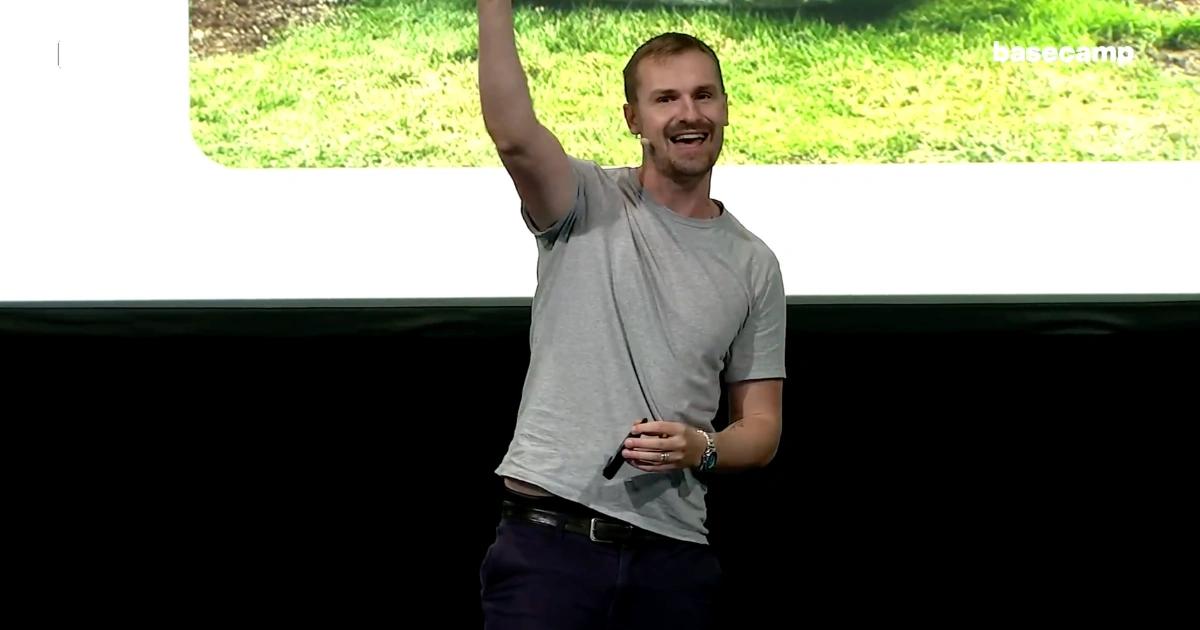 Base鏈創辦人震撼發言：考慮發行原生代幣，說好的不發幣呢？Base 創辦人首度公開坦承正在探討發行原生代幣，引爆社群熱議，或將成為 2025 年最受期待的空投計劃之一。