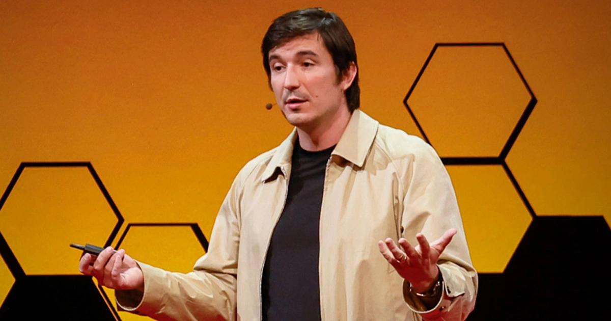 AI只會造成失業潮？Robinhood CEO：不，它會創造就業奇點，為什麼？Robinhood 執行長指出 AI 將引發就業奇點，降低創業門檻並催生一人公司。不過，目前的AI仍只是輔助工具，人類驗證與實體技術仍是職場關鍵。