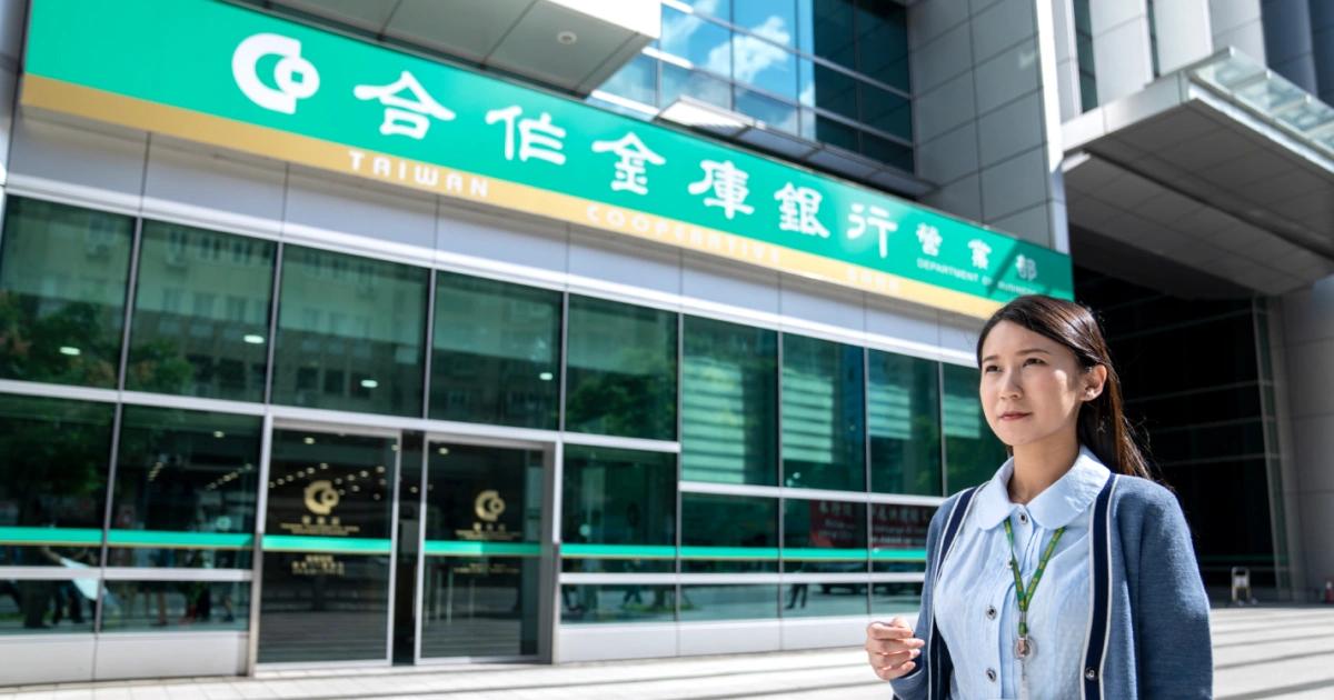 打詐新招將上路！合庫銀久未撥薪恐被鎖，2家銀行存款太低直接關帳打詐新招？合庫銀10月29日起可評估是否鎖定久未入薪資的薪轉戶，有2家銀行同步實施存款低於1千元自動關帳。此舉旨在打擊詐騙，但可能影響正常用戶。