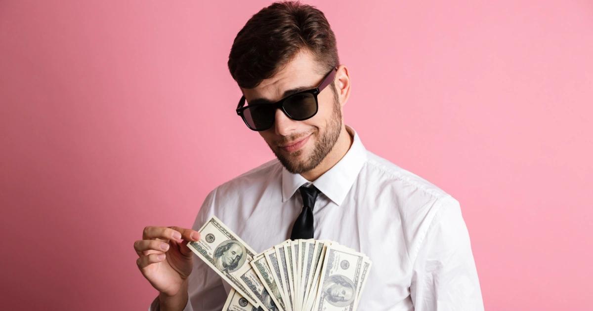 00後富一代給年輕人建議：若我是馬來西亞、台灣人，我會這樣賺錢｜知乎作者建議年輕人先賺取跨境現金流，提出三大輕資產方向：AI接口套利、利用台馬優勢向高審查國輸出數位服務，及跨市場搬運AI內容，核心為低成本與跨區套利。