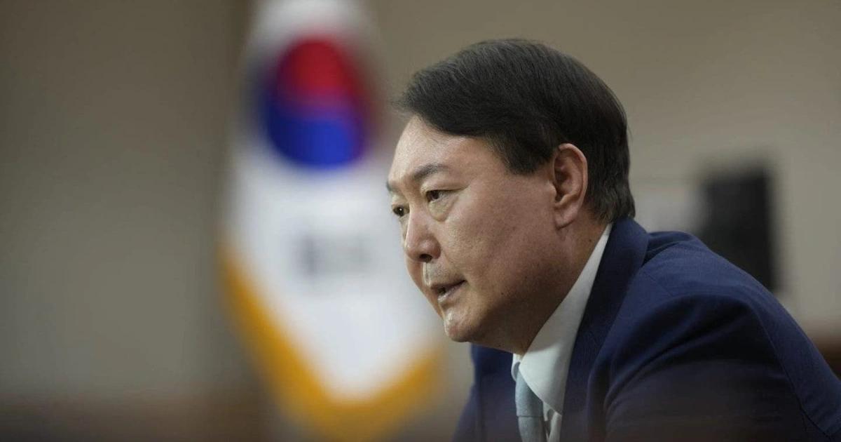 南韓總統尹錫悅正式被逮！政壇風暴加劇，如何影響南韓未來？南韓總統尹錫悅被 CIO 逮捕，憲法法院啟動彈劾審判，引發憲政危機與國內外廣泛關注，政治風暴短期內恐難平息。