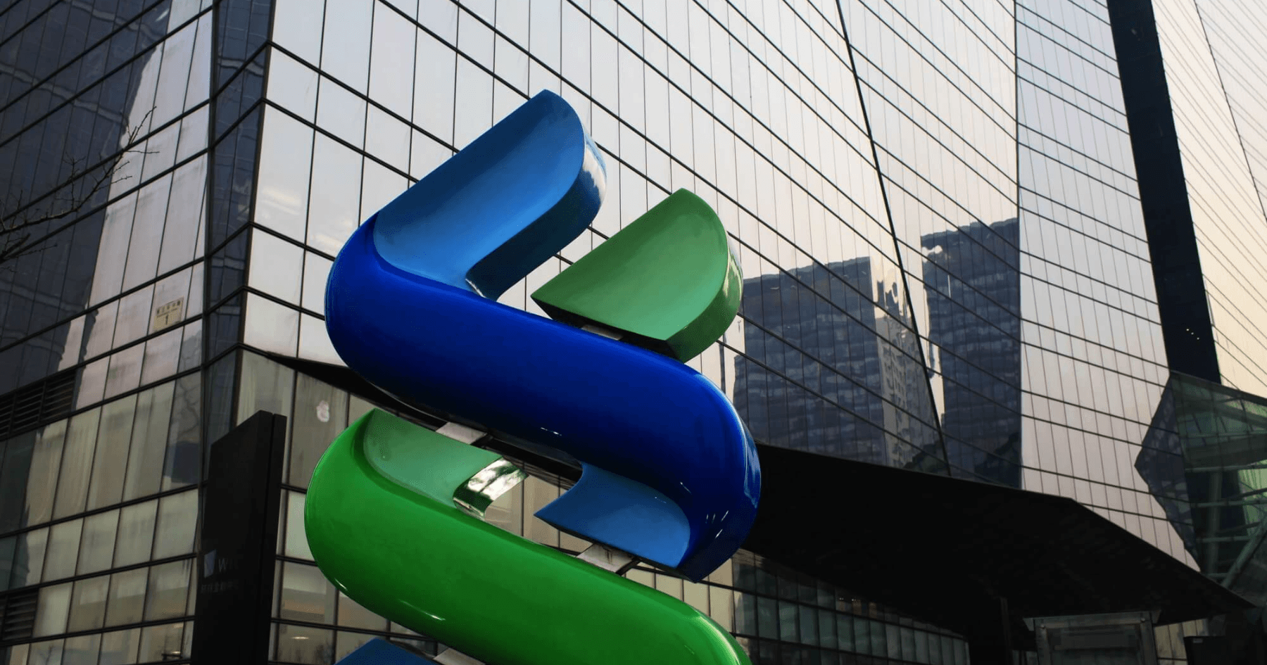 渣打銀行重申2024年底前比特幣價格達100,000美元預測，基於美國本地比特幣ETF預期批准和比特幣減半事件，但專家預測各異，市場波動性需謹慎考量。渣打再喊盤：比特幣 2024 年上看 10 萬鎂！「這利好」可能會更快來臨