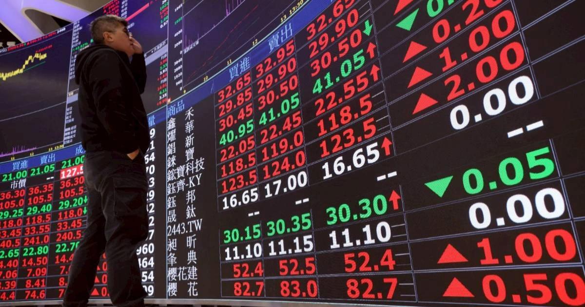 00981A年賺61%卻挨轟？交易員批ETF套娃剝皮！專家卻有不同看法00981A 配置 0050、0052 引爆套娃爭議，一派批評費用重疊，另一派認為是在法規與流動性限制下，追蹤 Beta 的務實解法。