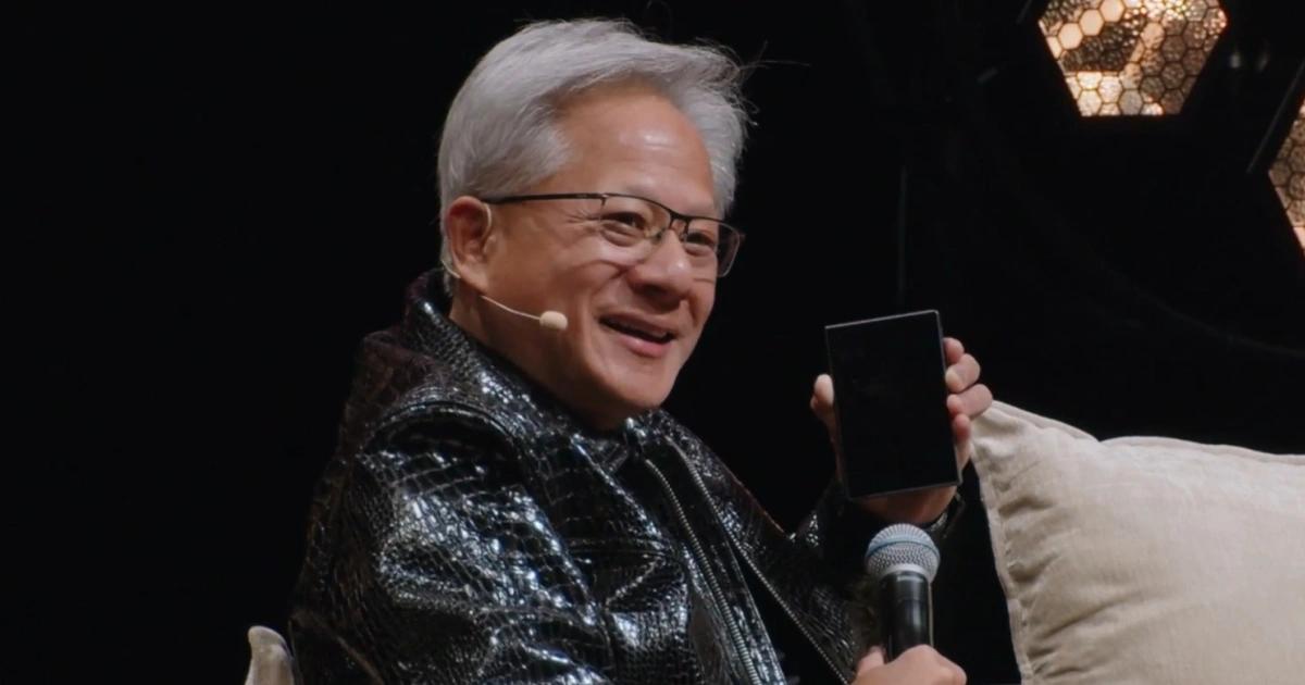 川普打電話給在論壇的黃仁勳：AI末日論是騙局，機器人才不會統治世界