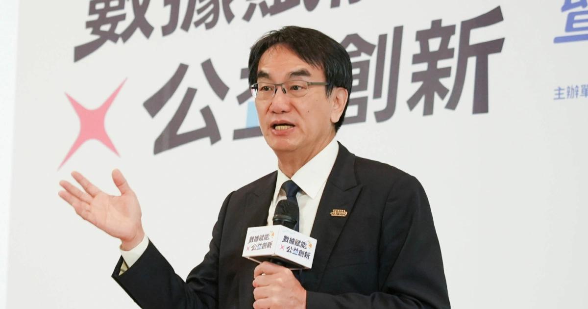 AI深偽氾濫！數發部擬推3機制促社群落實AI標示，涉詐時強制下架｜面對AI深偽氾濫，數發部擬推主動揭露、技術偵測與個案檢舉等 3 層機制，力促社群平台落實 AI 標示，若影像涉及詐騙等侵權情事，將進行強制標示或下架等處置。