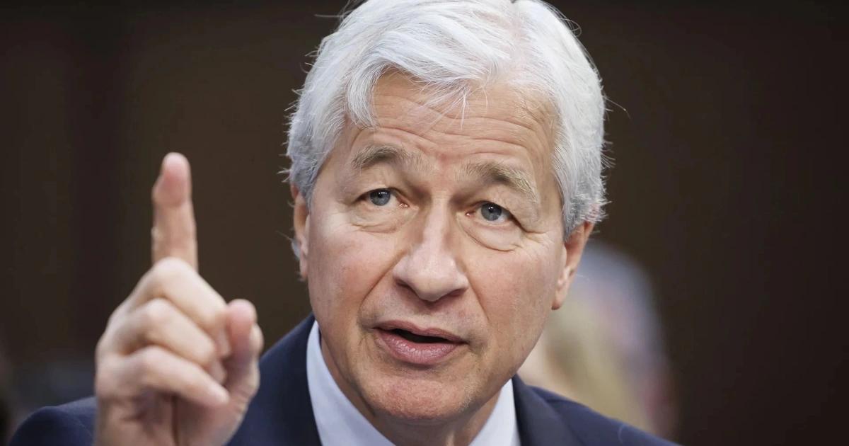 否認因政治封鎖銀行帳戶，摩根大通CEO回嗆網友：人們該長大了摩根大通頻遭指控無預警關戶，引爆「政治性停帳」爭議。戴蒙否認基於立場操作，稱制度僵化才是主因，政府調查已升溫。