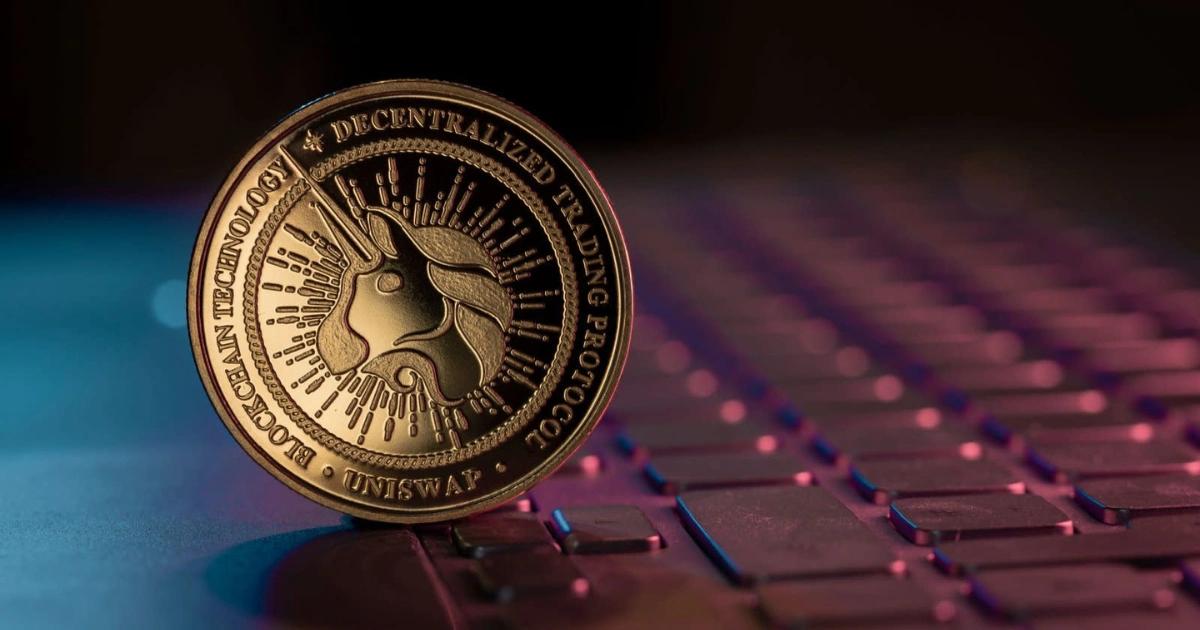 Uniswap要穿上法律護甲！新提案DUNA是什麼？可能讓UNI徹底翻身？Uniswap Foundation 提議將 DAO 註冊為懷俄明州 DUNA，以取得法律地位並啟動費率開關，為協議創造穩定收入，同時引發去中心化與權力集中化的治理辯論。