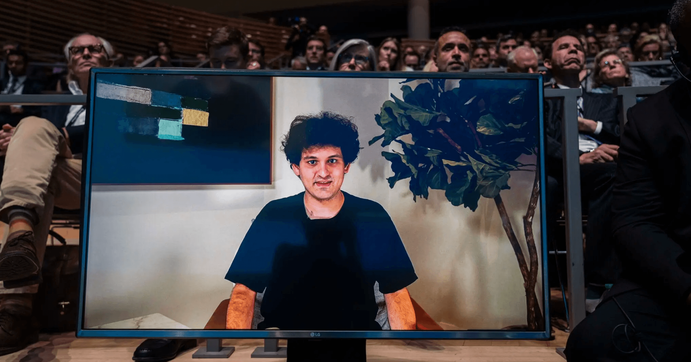 美國時間 11 月 30 日，FTX  創辦人 SBF 遵守承諾，以線上露臉的方式，出席了《紐約時報》論壇。在主持人犀利的提問下，SBF 如何回應？那個男人真的沒缺席！FTX SBF 最新露臉訪談 5 大重點整理