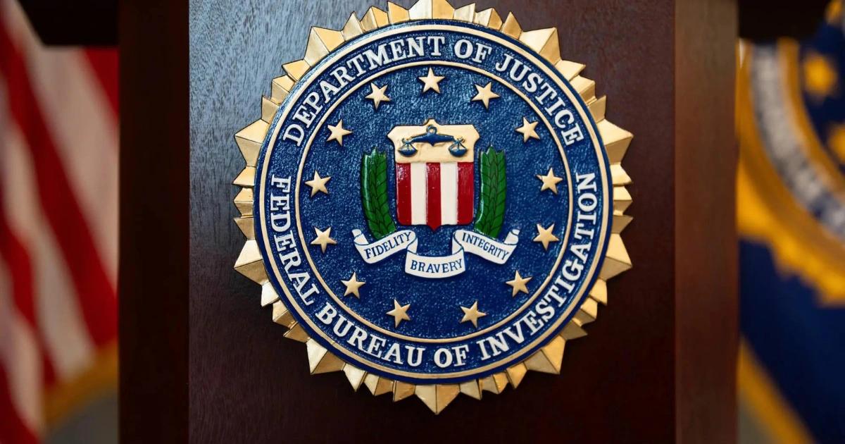 區塊鏈太透明了！FBI最新報告：詐騙集團改誘騙受害人用現金面交美國聯邦調查局發佈警告， 指出加密貨幣詐騙出現實體面交現金的新模式。 詐騙集團誘導受害人線下交付資金， 再透過場外交易與多層鏈上轉移完成洗錢。